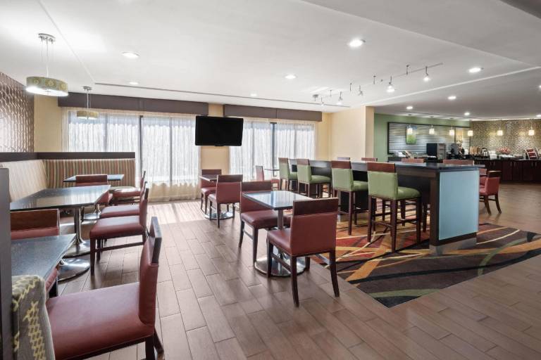 La Quinta Inn & Suites by Wyndham Florence — photo 3