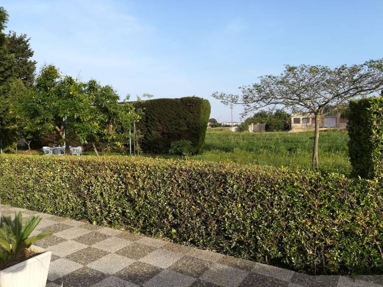 Villa with barbeque & yard — photo 3
