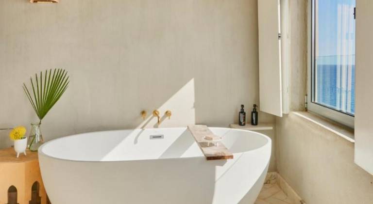 Villa with BBQ, private pool & terrace | Near Farmers Market | Suitable for remote work — photo 4