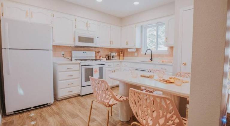 House with hot tub | Pet-friendly — photo 5