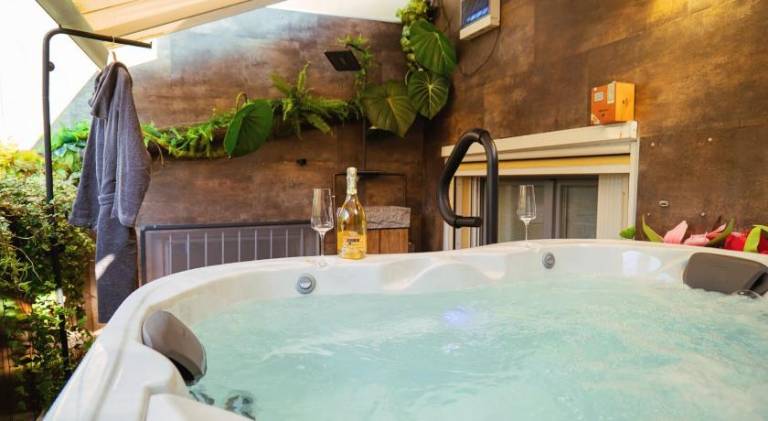 Haven Loft Como - Private Spa, Parking & Jacuzzi — photo 2