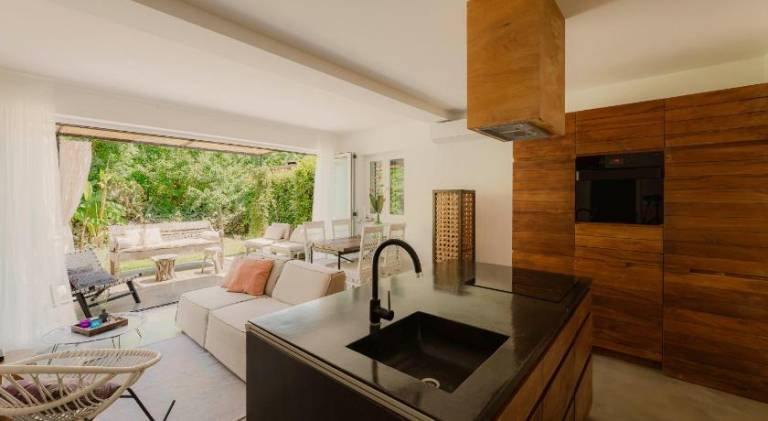 Holiday apartment with barbeque, patio & yard | Pets allowed — photo 3