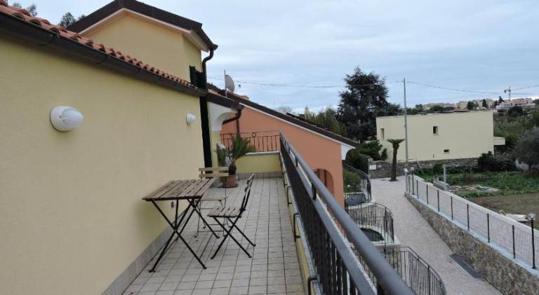 Holiday apartment with patio & yard — photo 3