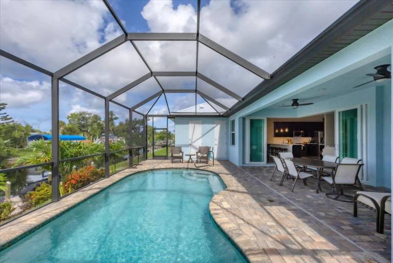 Charming vacation home with barbeque & pool | Suitable for remote work | Pets are welcome in Englewood, FL