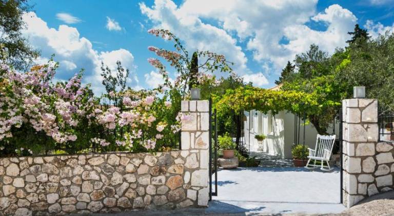 Villa with garden, terrace & private pool — photo 4