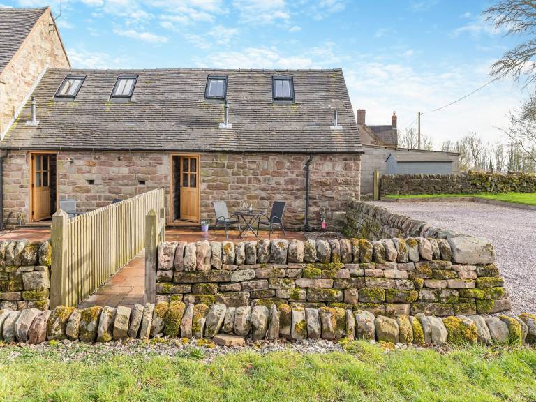 Cottage with yard | River view in Stafford