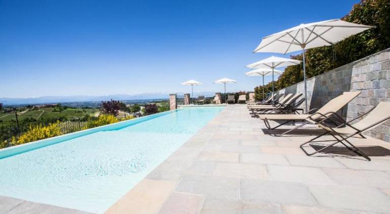 Vacation home with terrace, pool & garden — photo 2