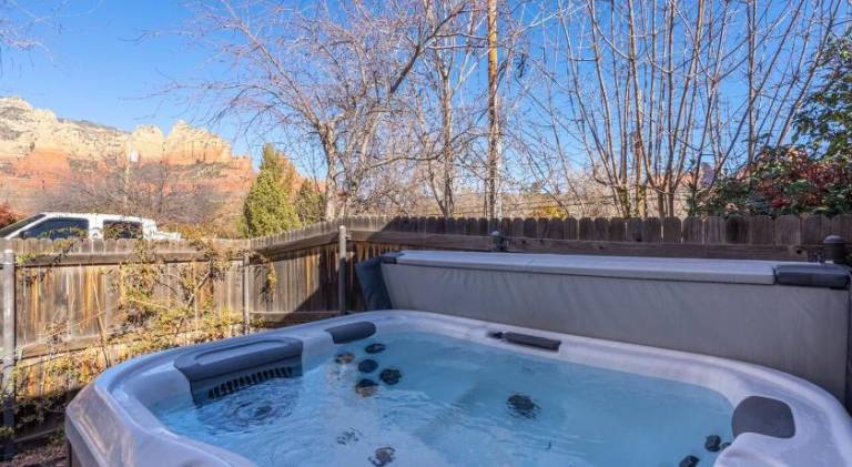 Vacation home with jacuzzi — photo 5