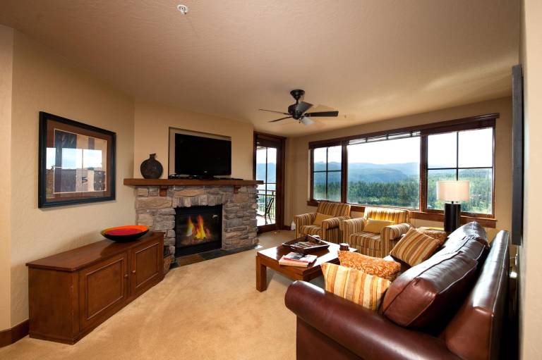 Condo with hot tub, fast internet & heated pool | Mountain view — photo 2