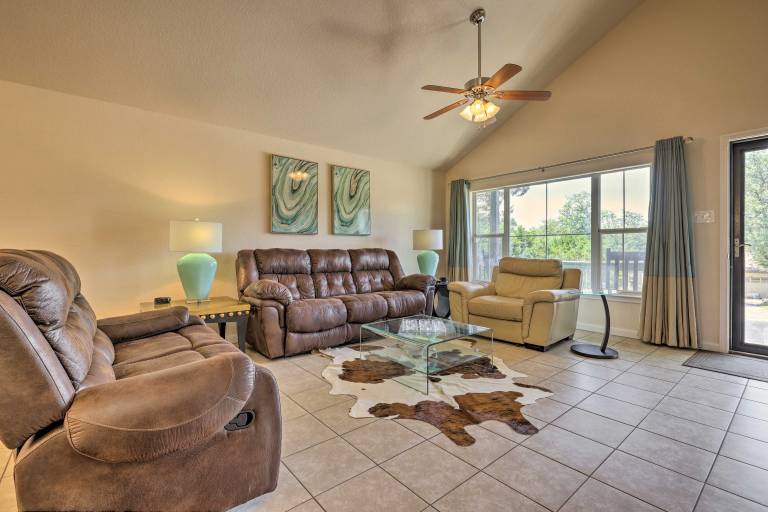 Pet-Friendly Home w/ Deck: 1 Mi to Canyon Lake Fun — photo 4