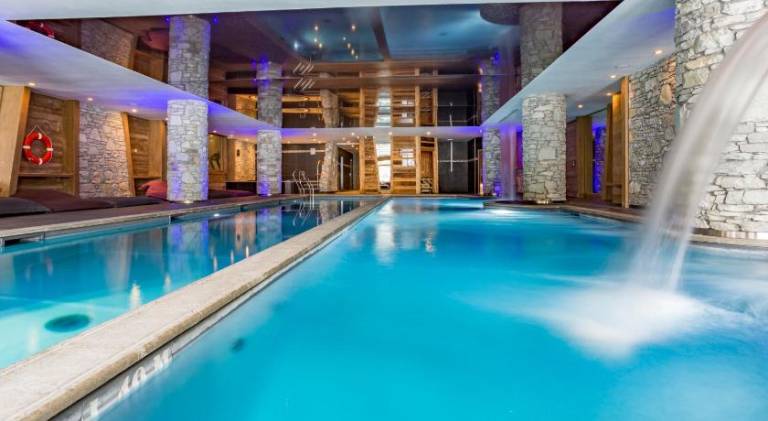 Serviced apartment with sauna, hot tub & patio in Tignes