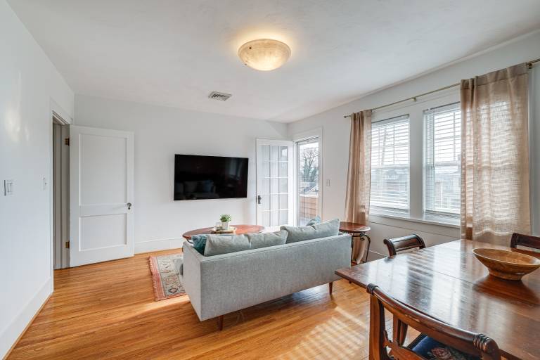 < 3 Mi to Dtwn Roanoke: Inviting Unit w/ Balcony — photo 5