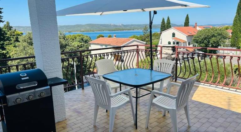 Beautiful holiday apartment with terrace | Close to the beach | Pet-friendly in Biograd na Moru