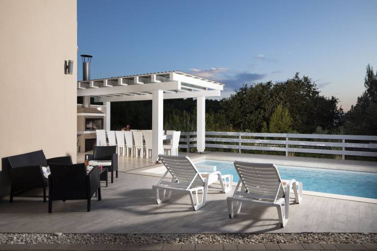 Villa with garden, sauna & private pool | Water view — photo 4