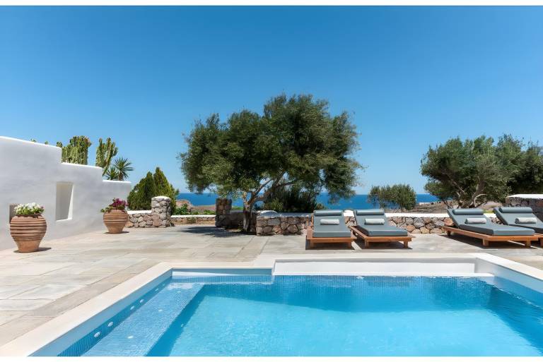 Villa with garden, pool & barbecue in Santorini