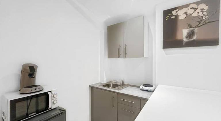 Rental apartment with patio & yard — photo 3