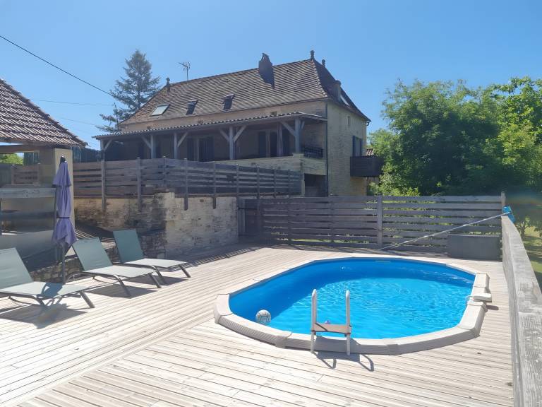 Fully equipped beautiful house with pool, barbeque & patio | Pets are welcome in Beze