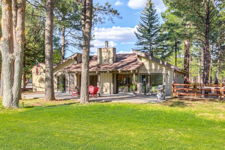 Golf Course Getaway & Hot Tub Haven in Pinetop