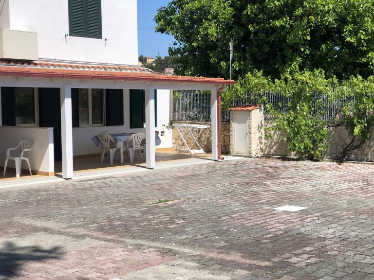 Charming holiday apartment with barbeque & garden | Garden view | Beach nearby | Pet-friendly — photo 2