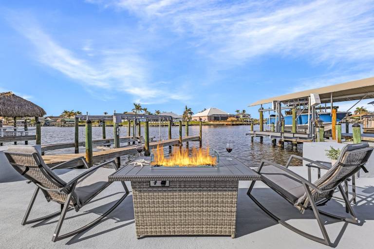 Child-friendly vacation home with private pool & BBQ | Water view | Dogs allowed — photo 4