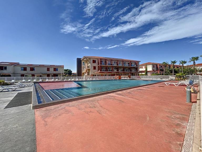 Apartment T2 with pool access, terrace, private garden, near beach — photo 4