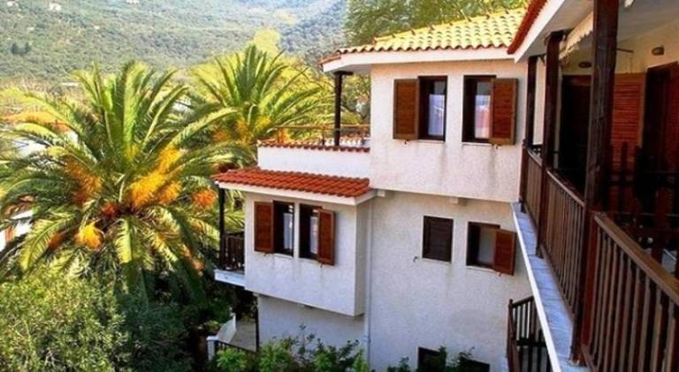 Serviced apartment with yard & patio in South Pelion