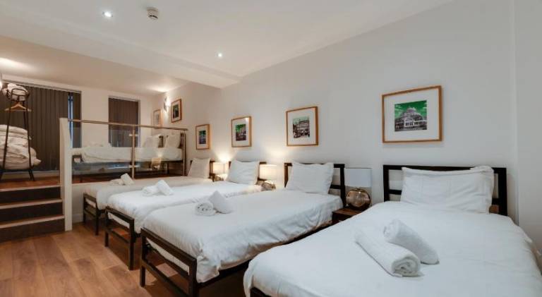 Holiday apartment with patio | Close to The Beatles Story — photo 2