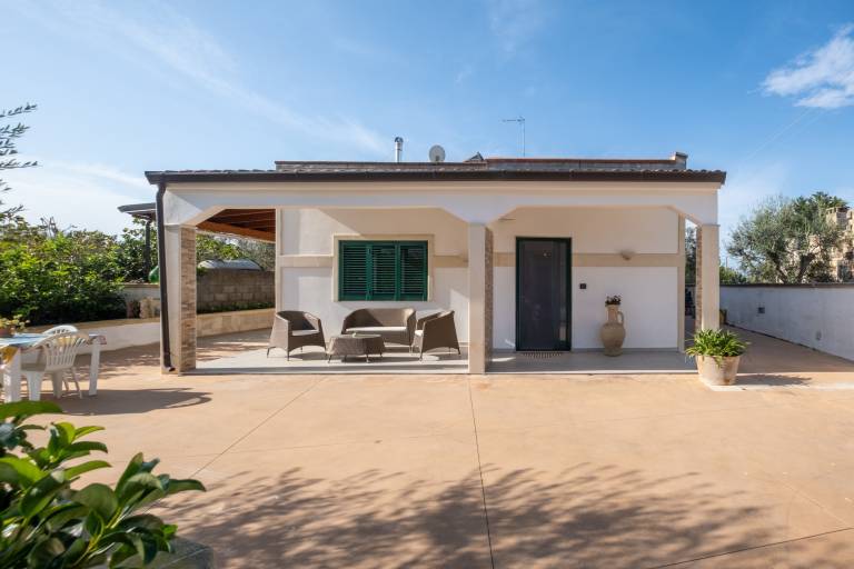 Villa 'La Collina' with Private Terrace, Wi-Fi and Air Conditioning in Sannicola