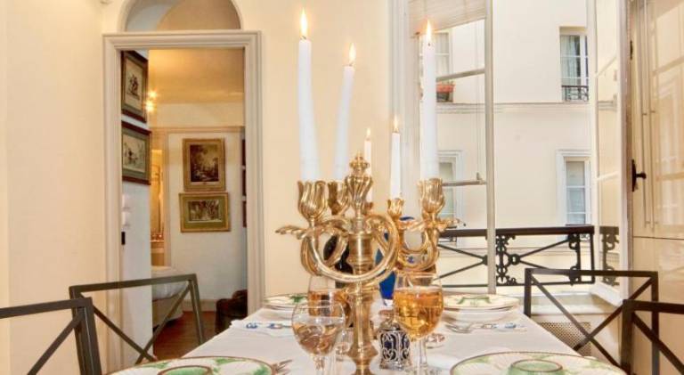 Luxury, Calm and Elegance in the heart of Champs-Elysees with a bottle of Champagne upon your arriva in Clichy