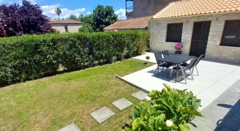 Apartment with patio & garden — photo 4