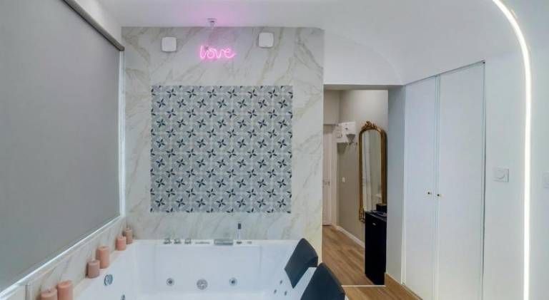 Apartment with hot tub — photo 4