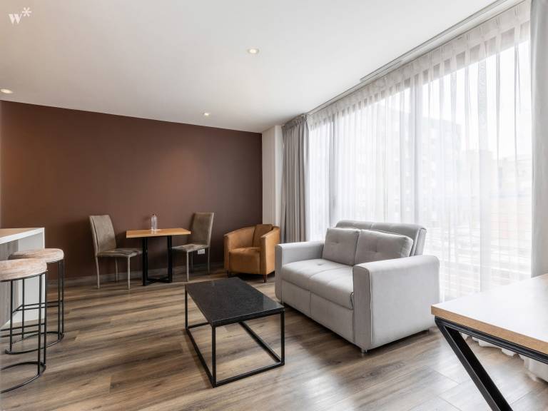 w Modern 2BR in Luxury Building in Chico