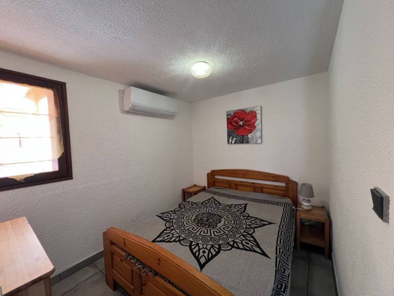 Charming 2-Bedroom Villa, Terrace, 250m to Beach, Sleeps 6, Quiet Area — photo 5
