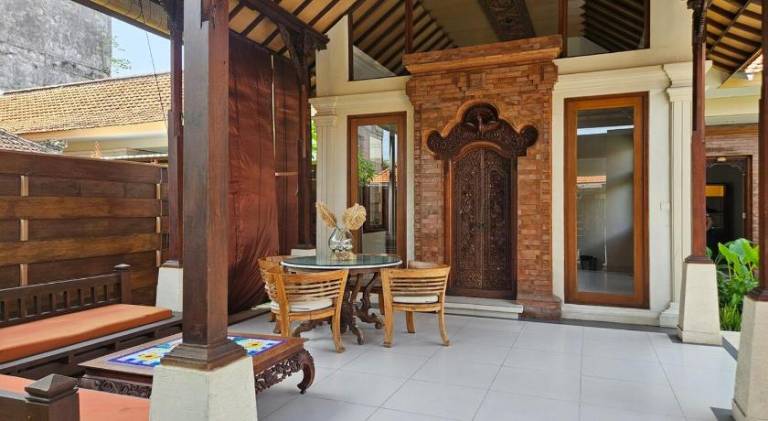 Villa with pool — photo 4