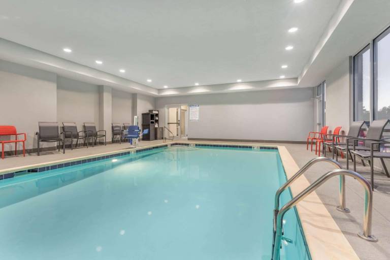 La Quinta Inn & Suites by Wyndham Bloomington — photo 4