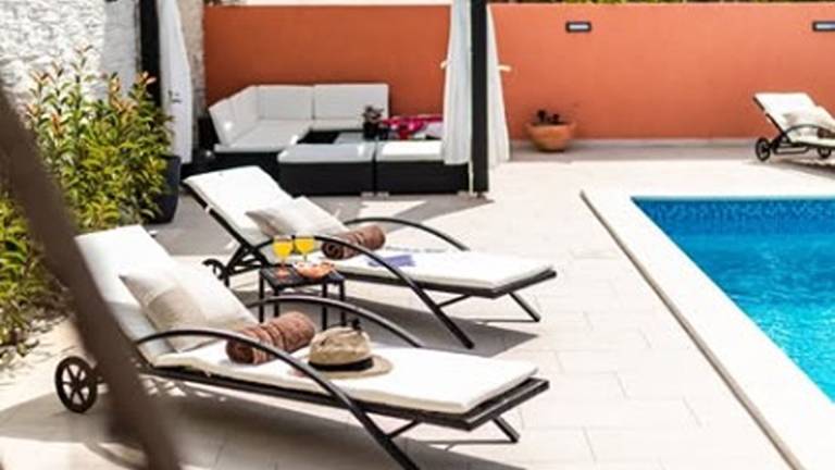 Villa with terrace, private pool & yard — photo 5