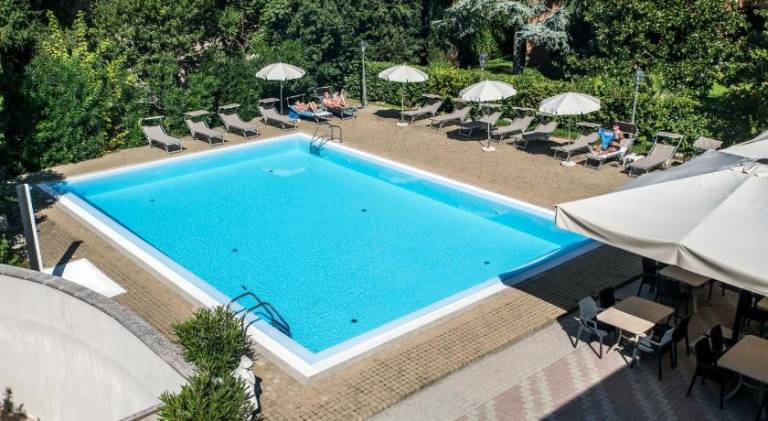 Apartment with pool — photo 3