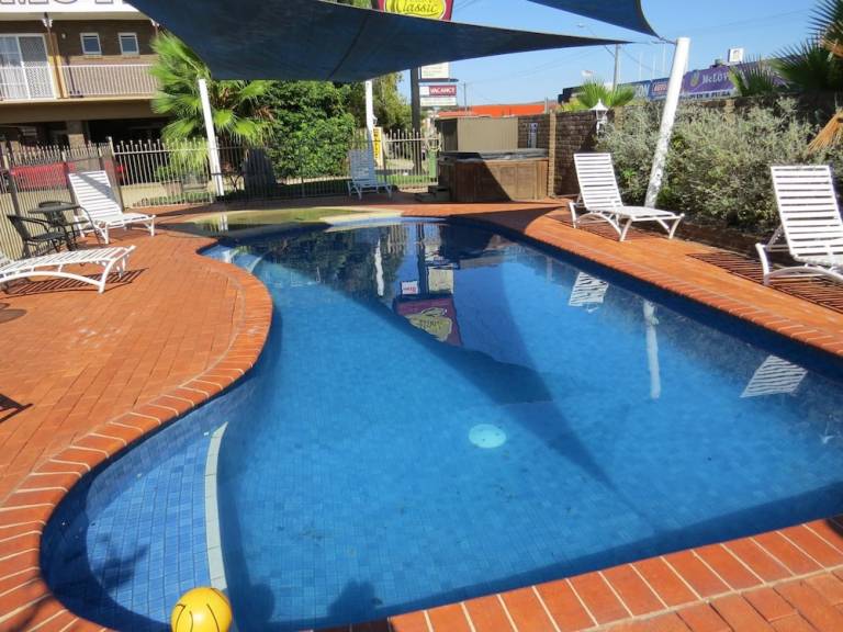 Motel  Lavington