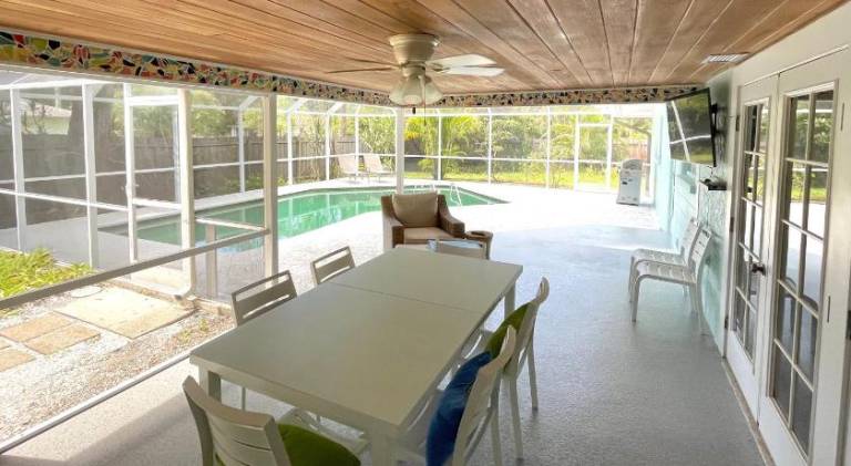 Vacation home with pool — photo 5
