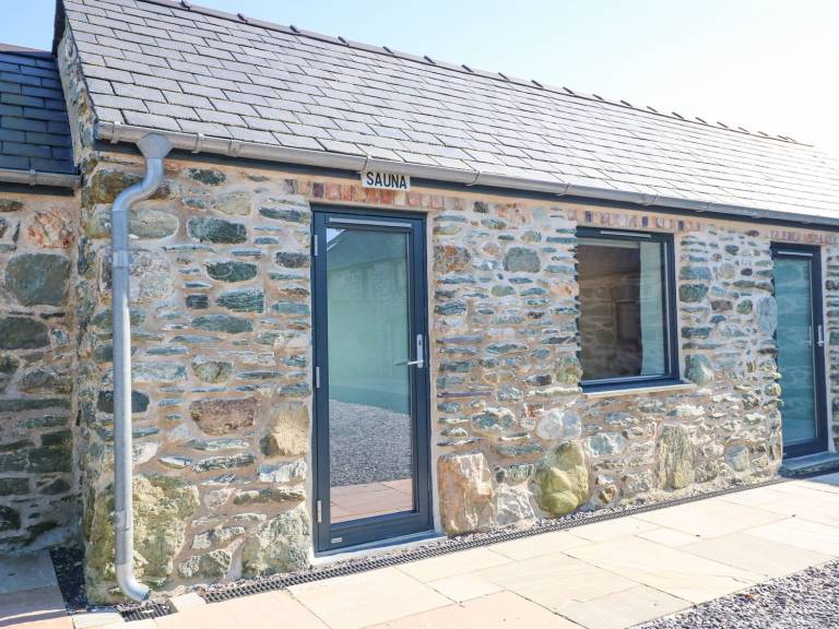 Child-friendly cottage with jacuzzi, yard & sauna | Beach view | Pets allowed in Holyhead
