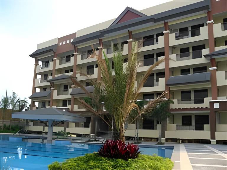 Apartment with terrace & pool in Quezon City