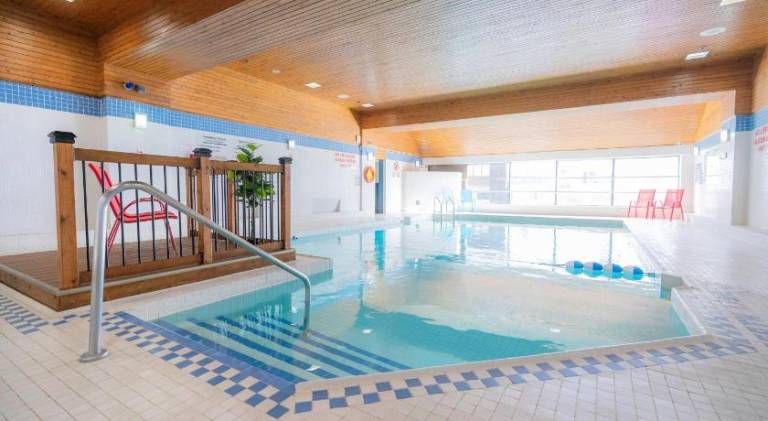 Serviced apartment with terrace, yard & pool | Near Parliament Hill | Good for workation — photo 4