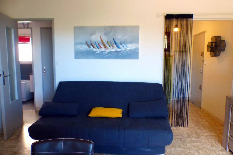 Bright apartment of 44 m² with a nice balcony — photo 2
