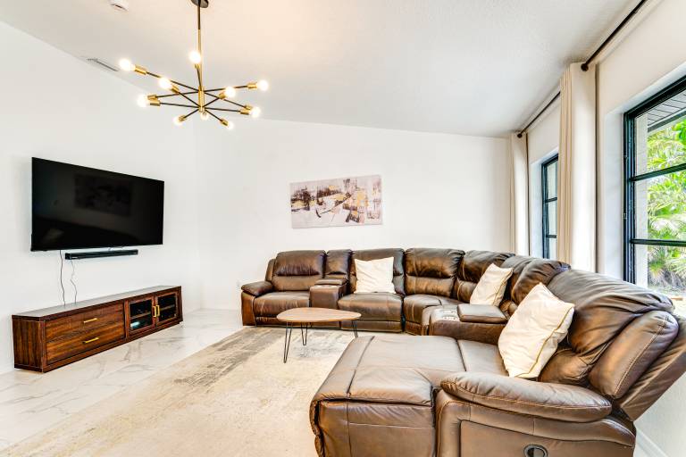 Group Getaway: Luxe Lakeside Gem in Port Charlotte — photo 4