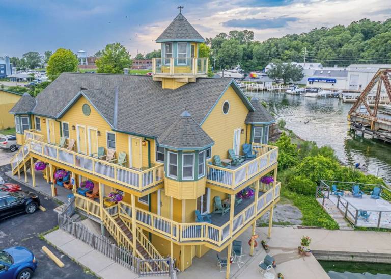 House  Beverly Shores