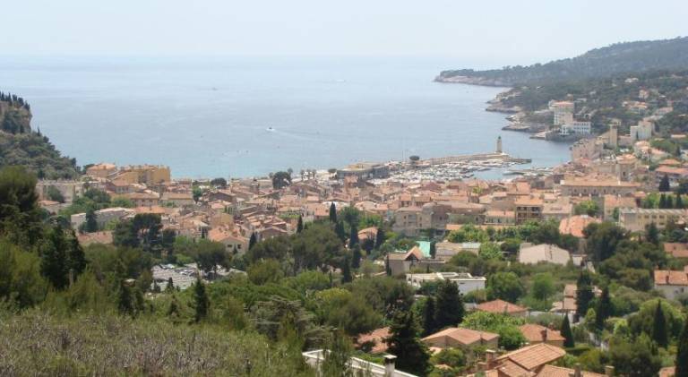 Fully equipped holiday apartment with yard & terrace | Dogs allowed in Cassis