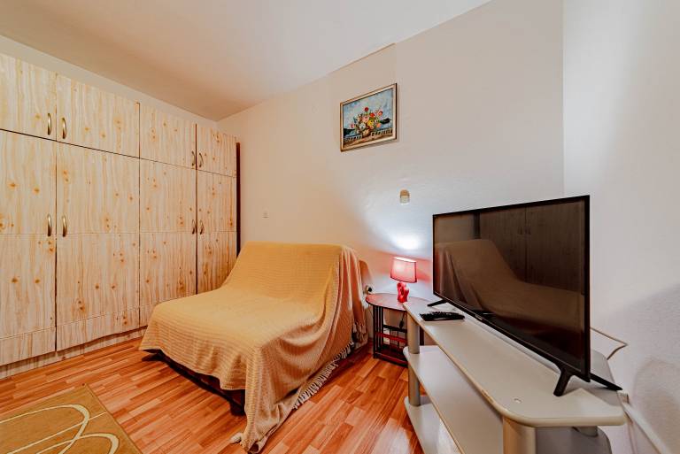Rental apartment with barbeque, yard & patio | Dogs allowed — photo 3