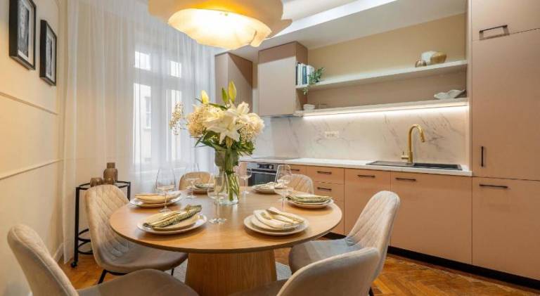 Romanian Athenaeum Flat - Refined 3BR Steps from Calea Victoriei in Bucharest