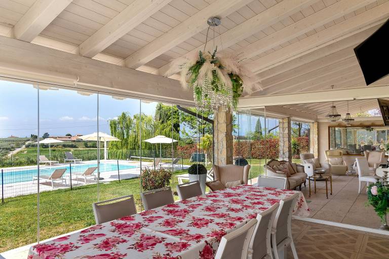 Villa with terrace, yard & heated pool | Mountain view — photo 4