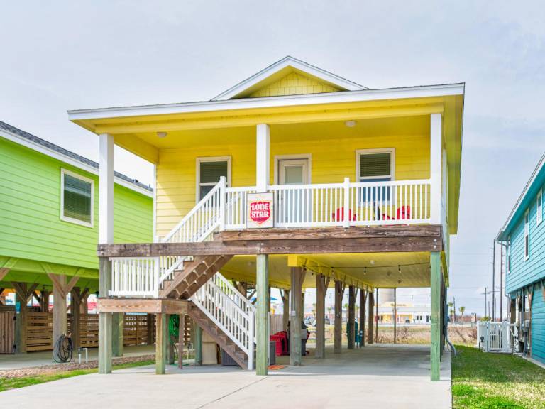 Wonderful house with barbeque, patio & pool | Perfect for remote work | Dogs allowed in Port Aransas, TX